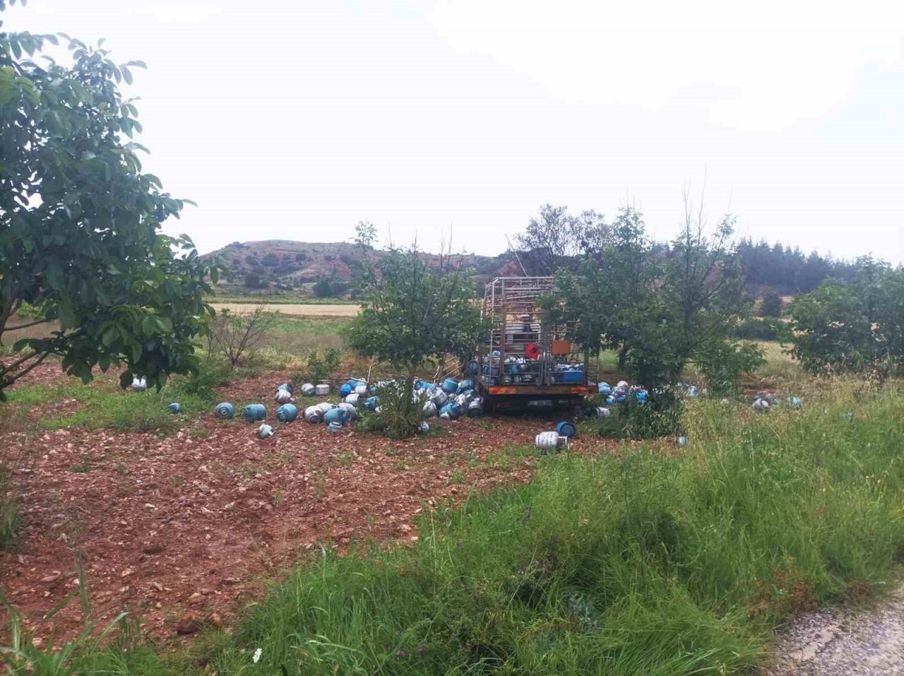 Tüp yüklü kamyonet takla attı; 2 yaralı