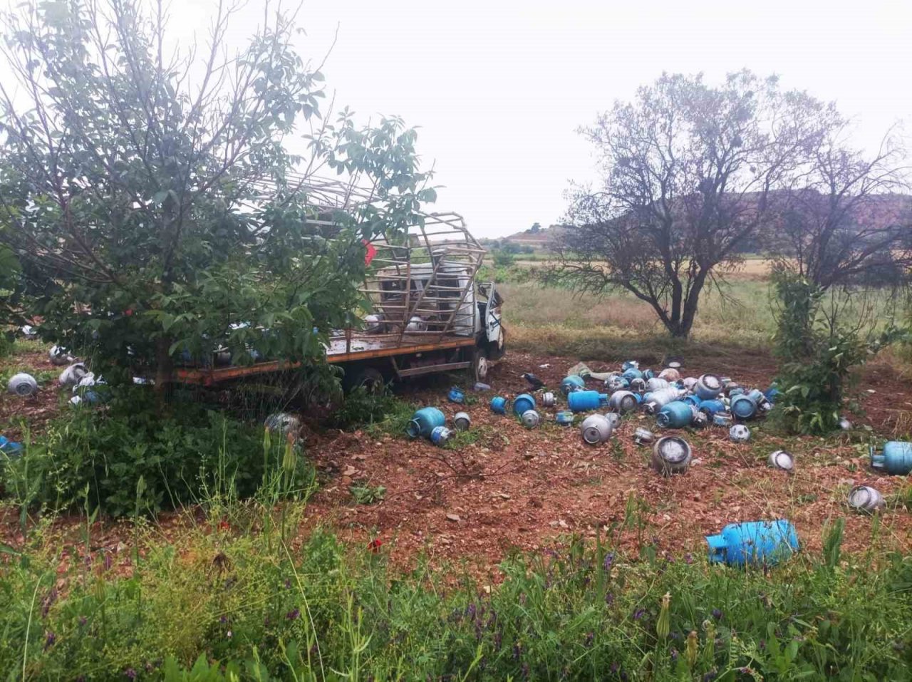 Tüp yüklü kamyonet takla attı; 2 yaralı