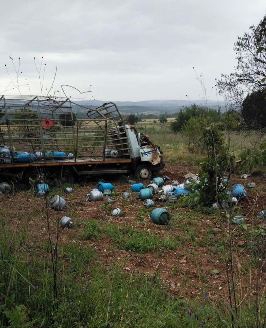 Tüp yüklü kamyonet takla attı; 2 yaralı
