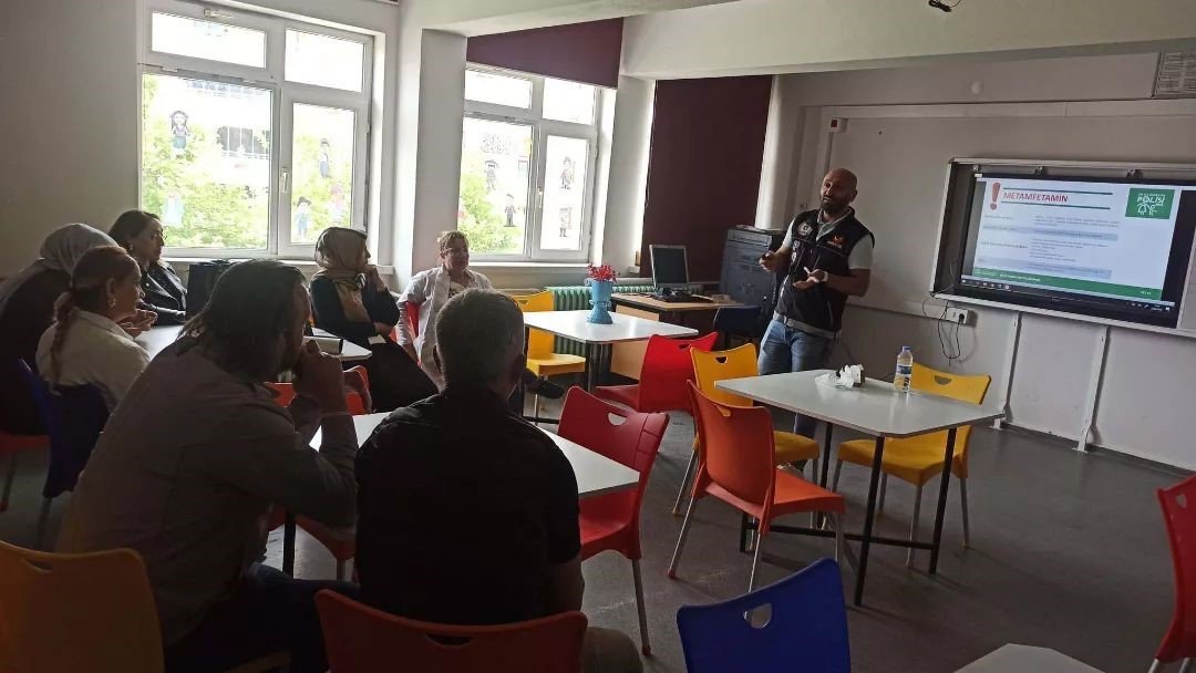 Narkotik polislerinden uyuşturucuyla mücadele eğitimi