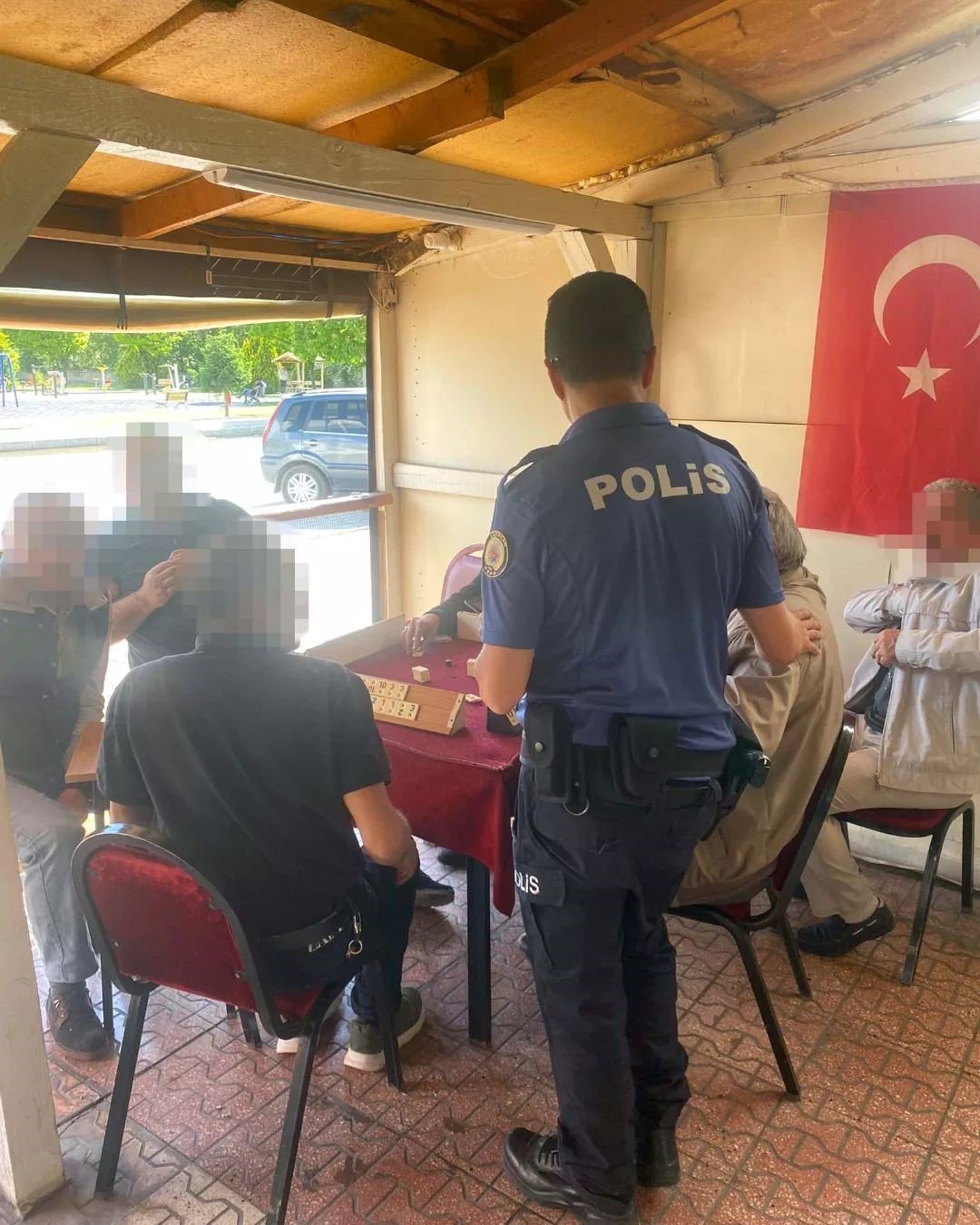 Okul önlerinde polis denetimleri sürüyor