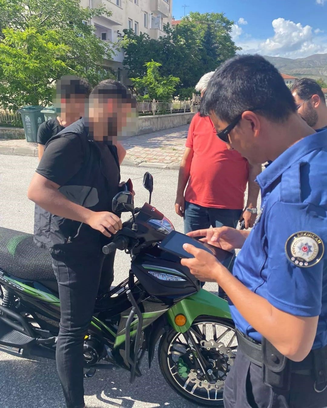 Okul önlerinde polis denetimleri sürüyor