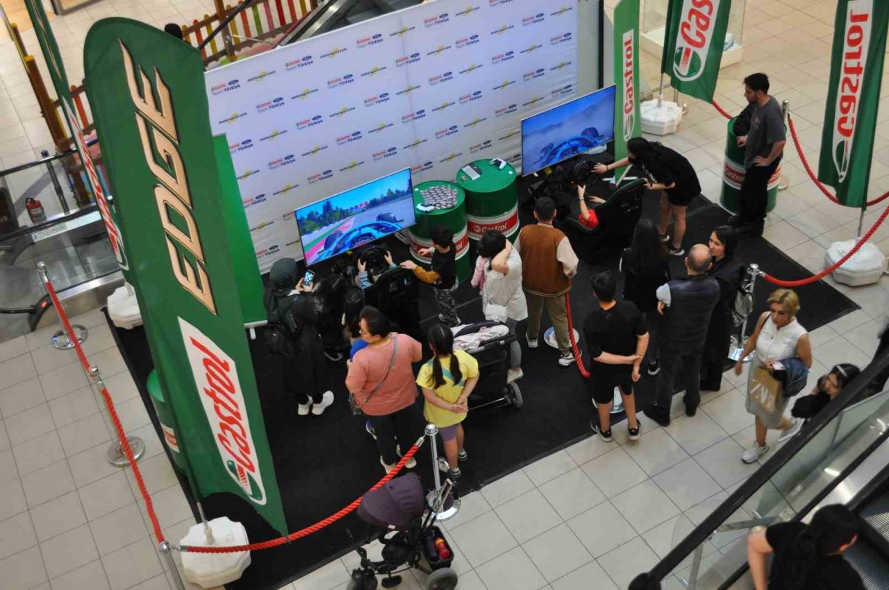 Yarış severler simülatör koltuğunda gerçek sürüş keyfi yaşadı