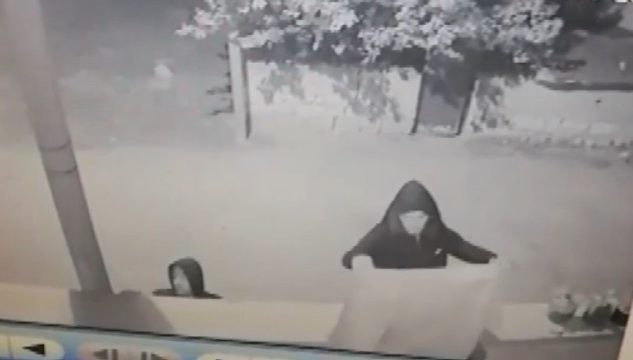 Balkondaki çamaşırı çalan şahıslar güvenlik kamerasına yakalandı