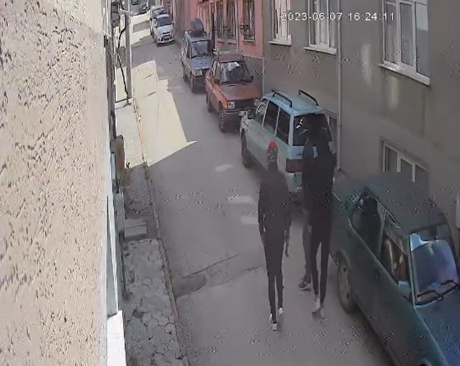 Çocukları korkutup kameraları kırdılar, evi soydular