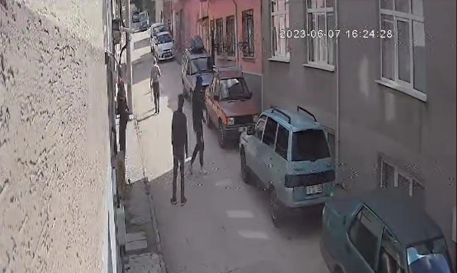 Çocukları korkutup kameraları kırdılar, evi soydular