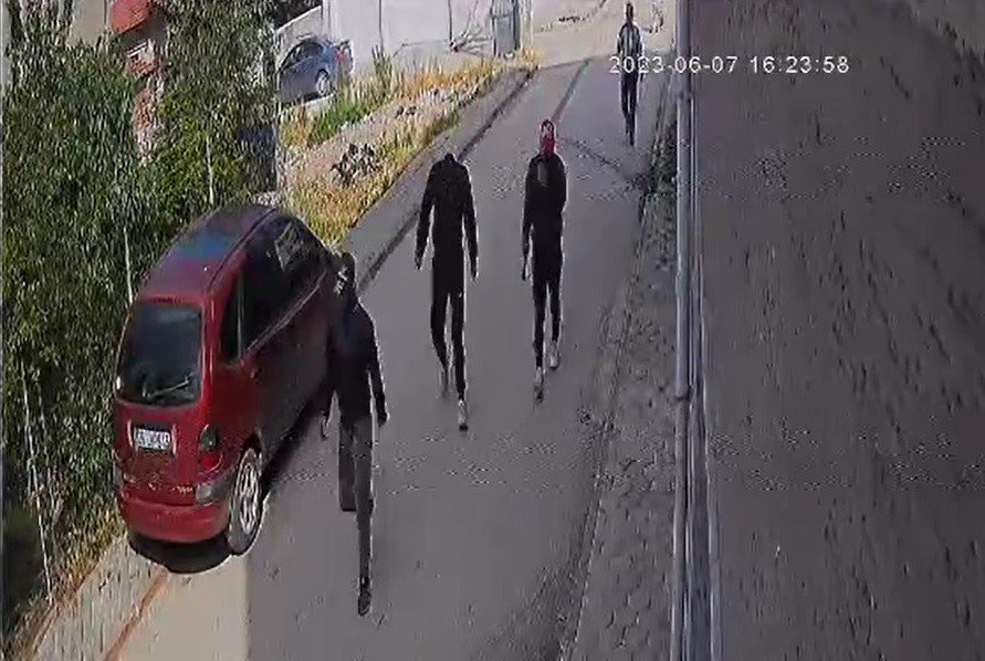 Çocukları korkutup kameraları kırdılar, evi soydular