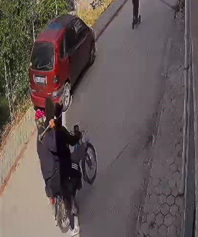 Çocukları korkutup kameraları kırdılar, evi soydular