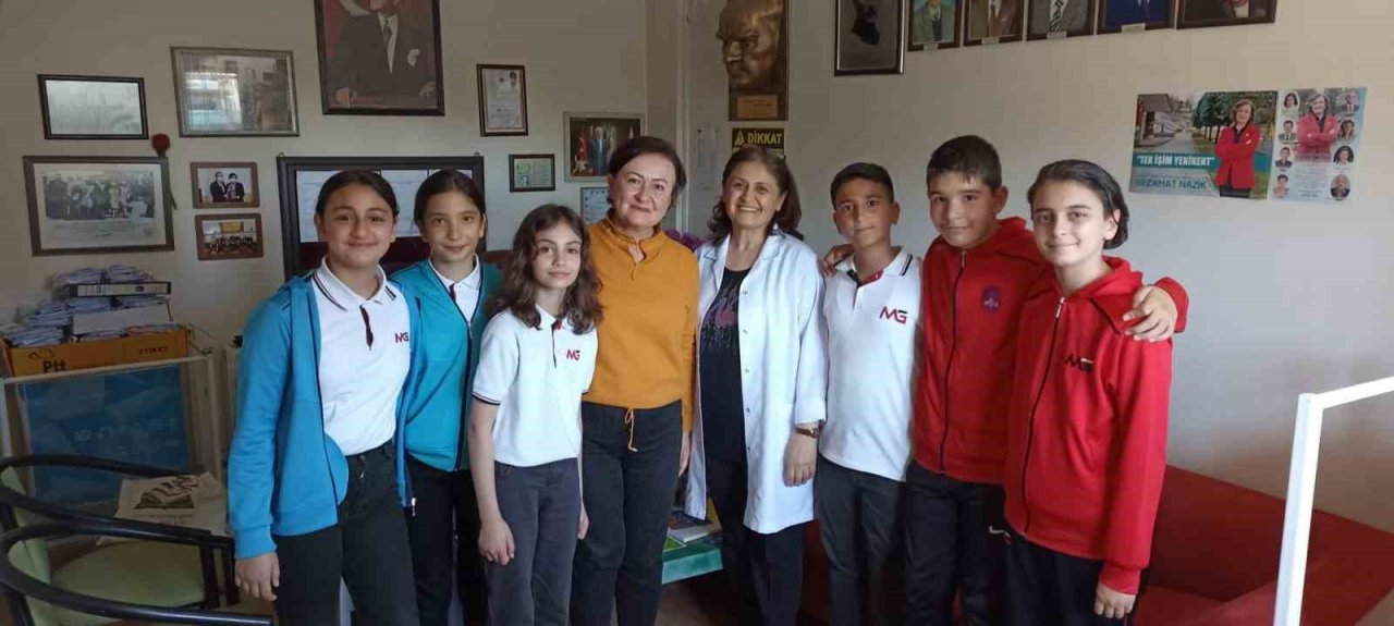 Nezaket kulübü Muhtar Nezahet Nazik’i ziyaret edip şiirlerini hediye etti