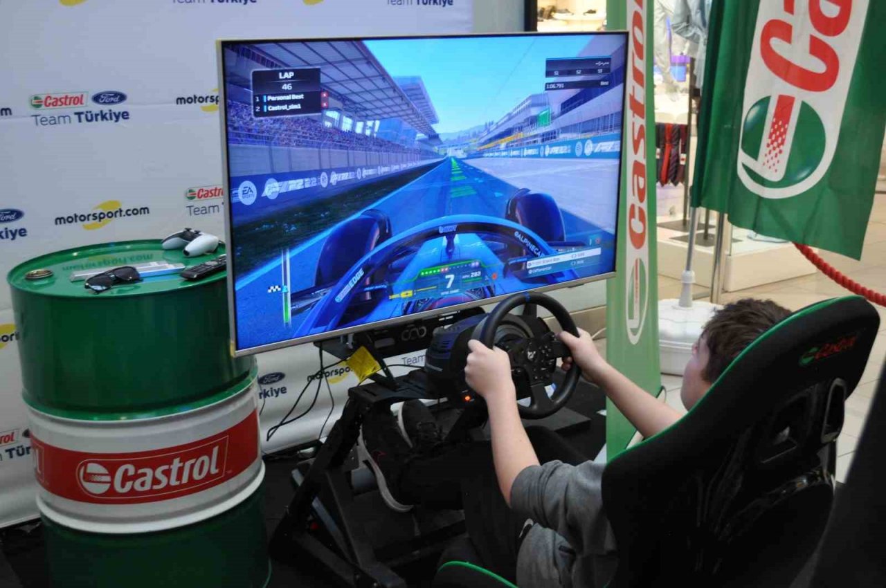 Yarış severler simülatör koltuğunda gerçek sürüş keyfi yaşadı
