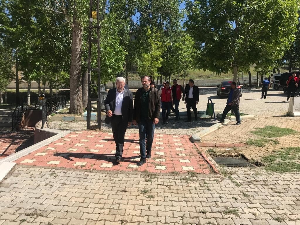 Gürsu Belediyesi teknik ekibi deprem bölgesinde