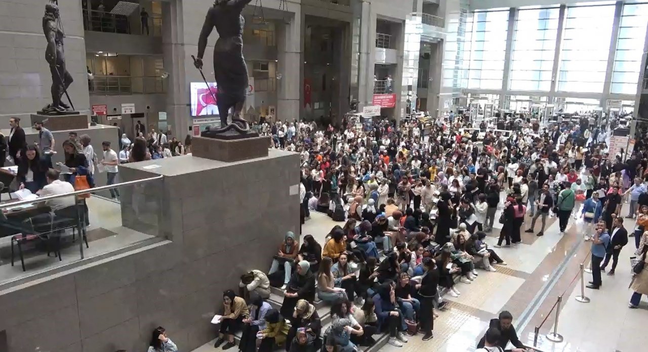 Çağlayan Adliyesi’nde icra ve zabıt katipliği kuyruğu