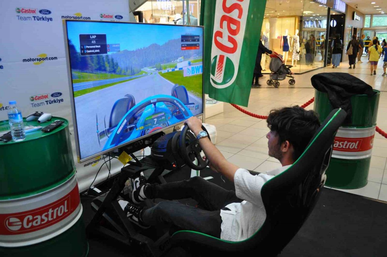 Yarış severler simülatör koltuğunda gerçek sürüş keyfi yaşadı