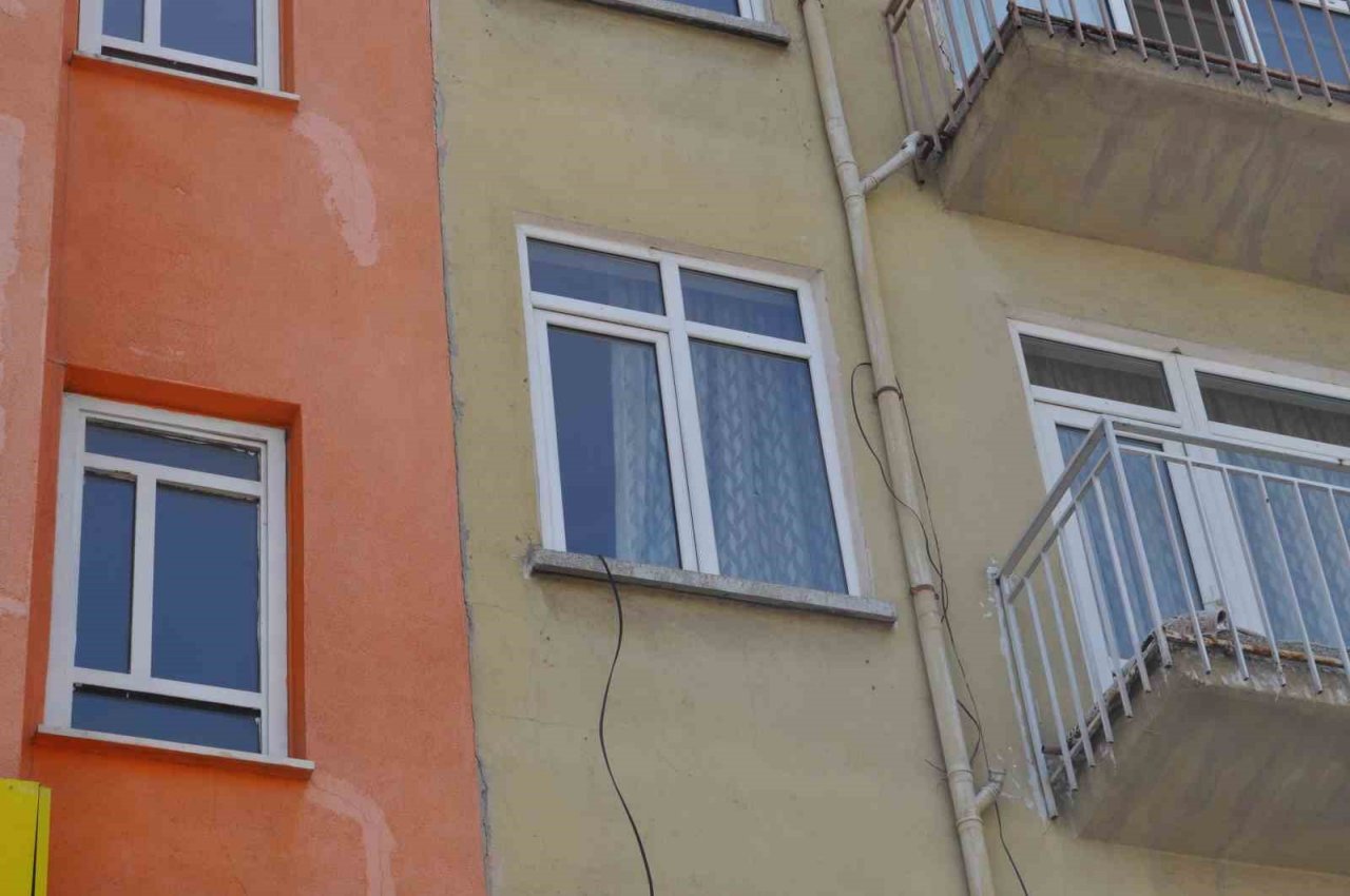 Eskişehir’de camdan düşen 18 aylık çocuk yaralandı