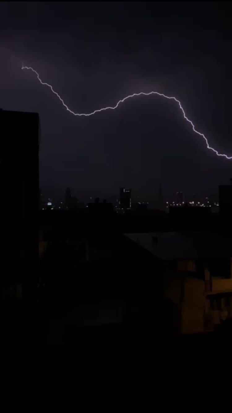 İzmir’i yıldırımlar geceyi aydınlattı