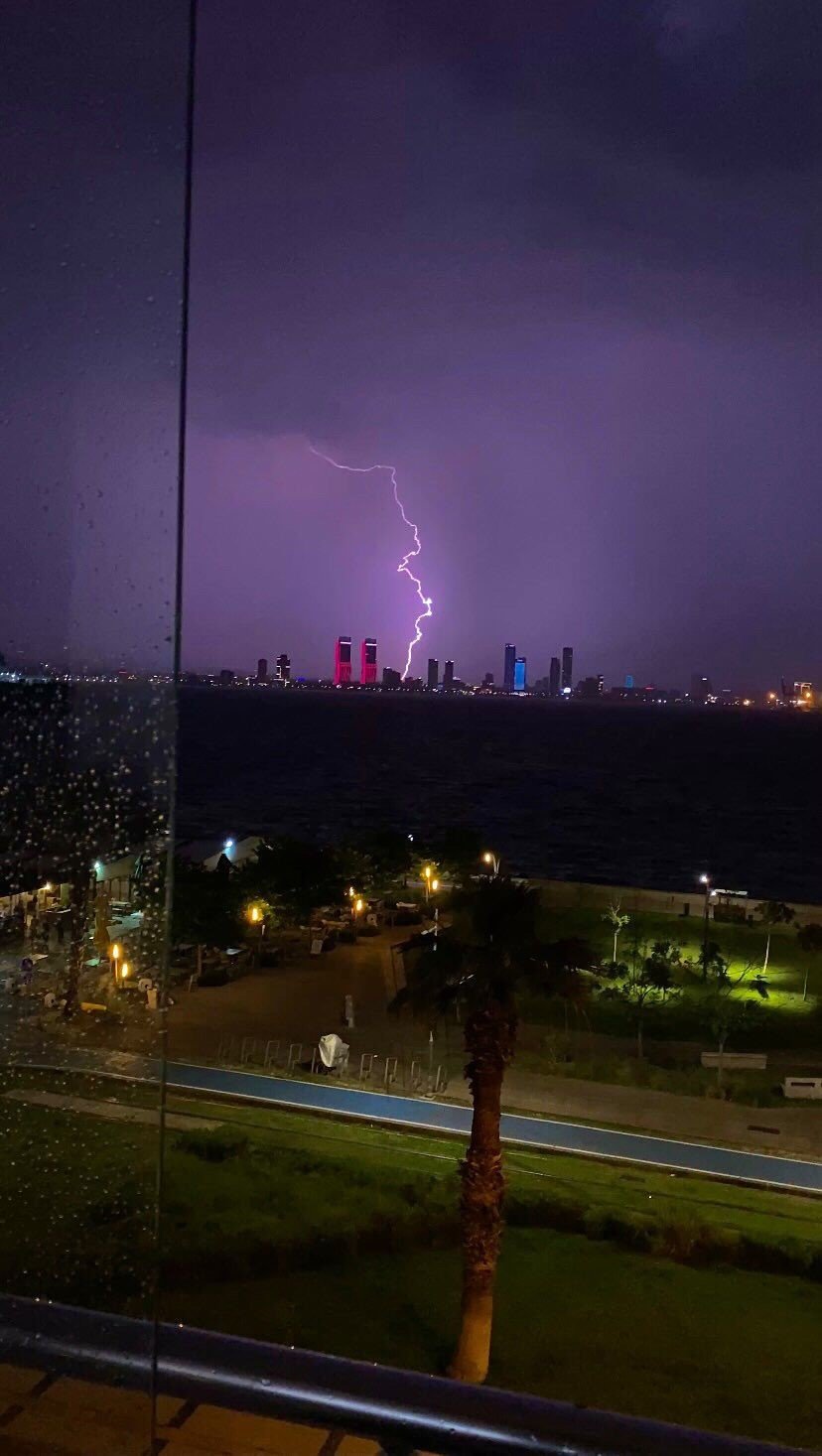 İzmir’i yıldırımlar geceyi aydınlattı
