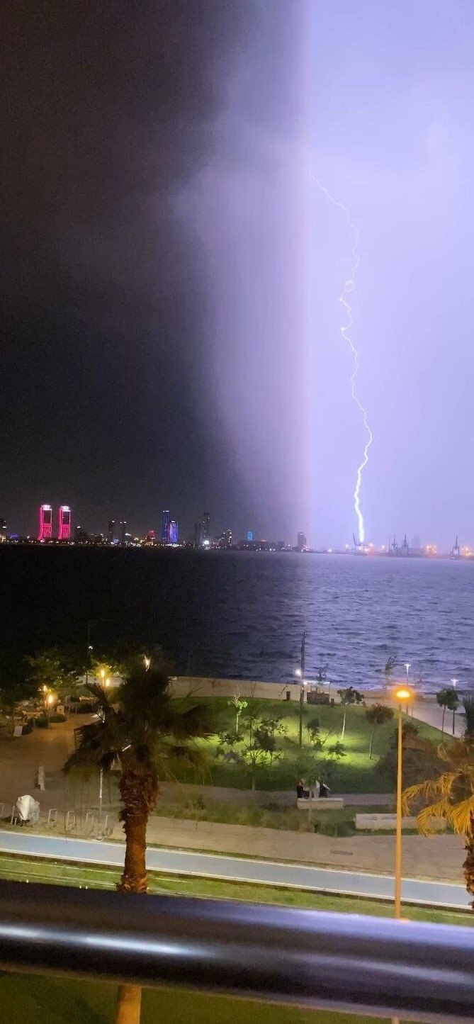 İzmir’i yıldırımlar geceyi aydınlattı