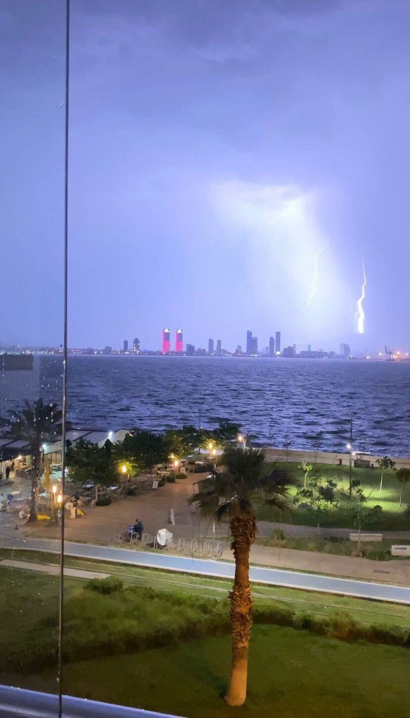 İzmir’i yıldırımlar geceyi aydınlattı