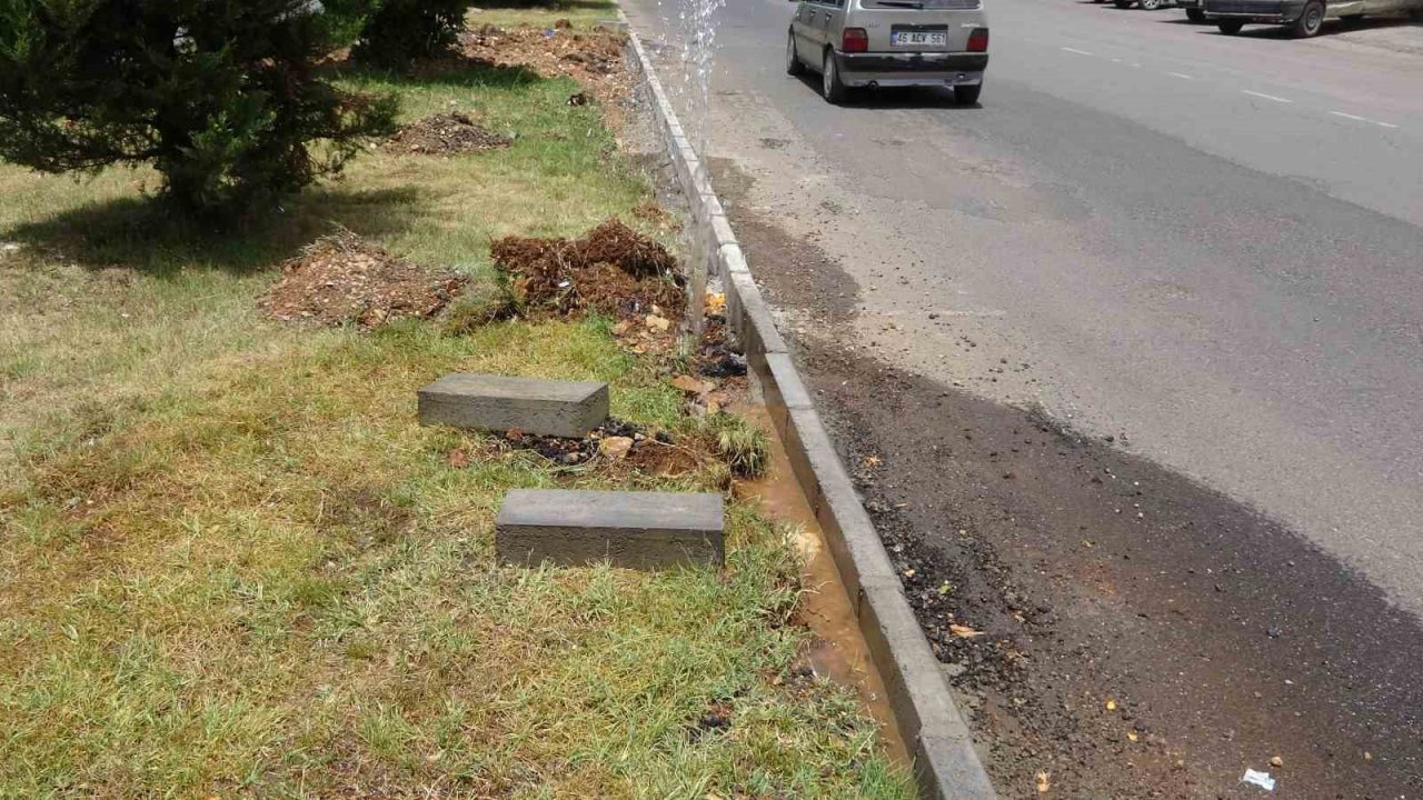 Patlayan boru onarılmayınca içme suyu boşa aktı