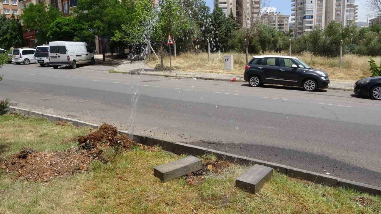 Patlayan boru onarılmayınca içme suyu boşa aktı