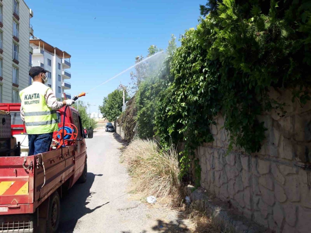 Kahta Belediye ilaçlama çalışmalarını yoğunlaştırdı