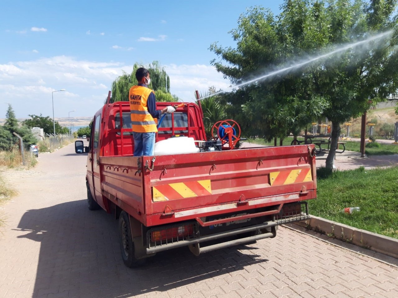 Kahta Belediye ilaçlama çalışmalarını yoğunlaştırdı
