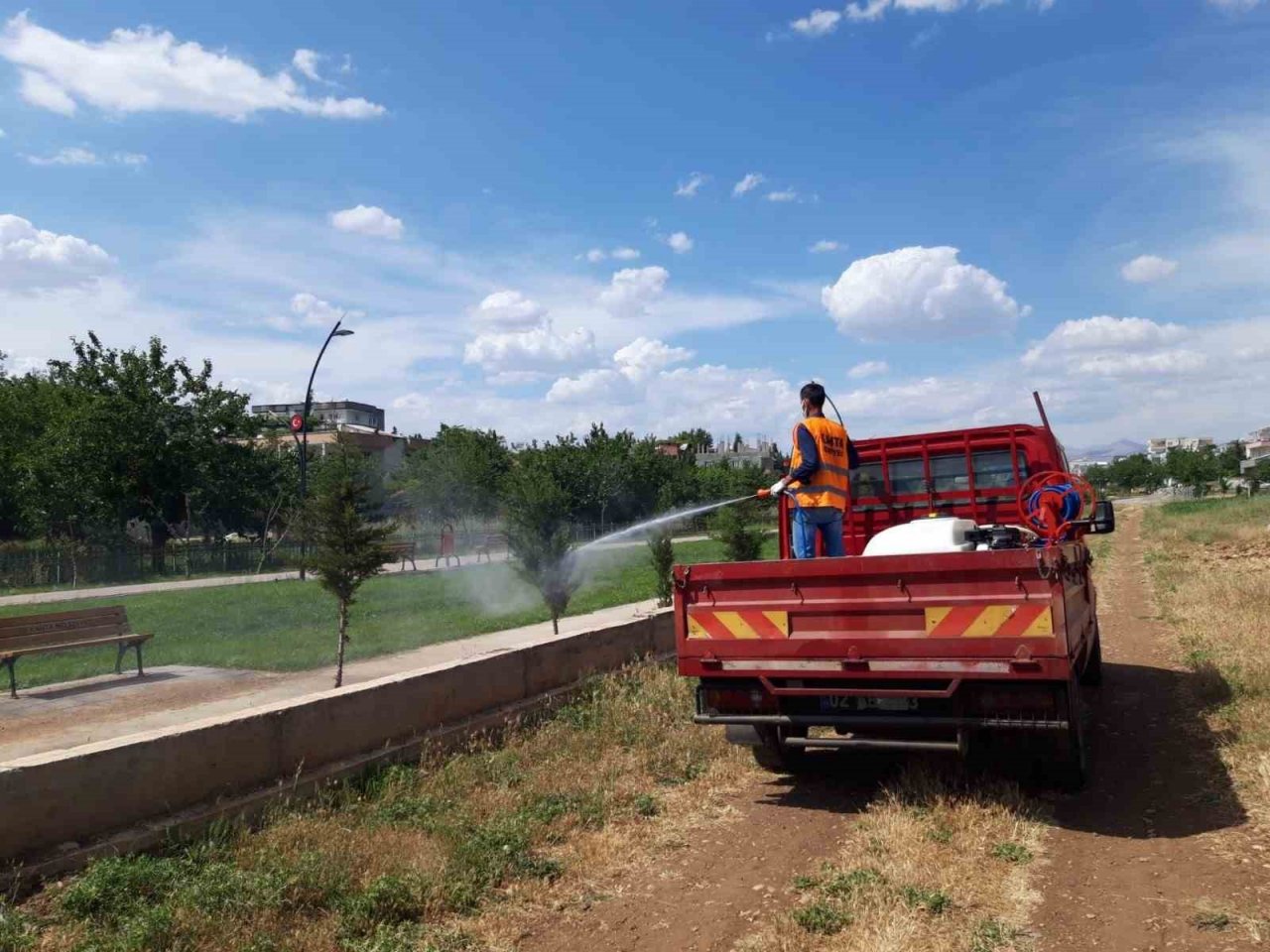 Kahta Belediye ilaçlama çalışmalarını yoğunlaştırdı