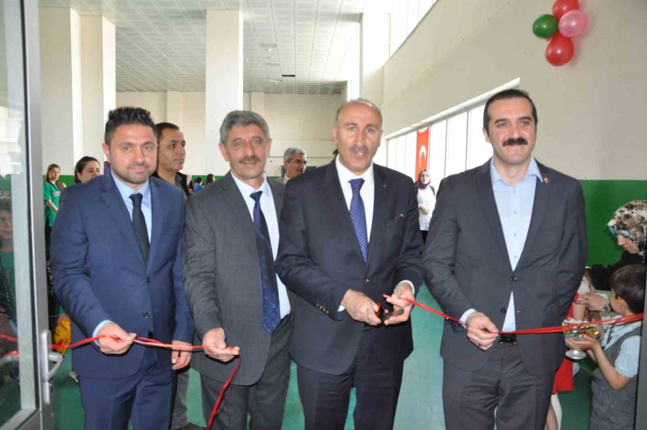 Kars’ta öğrencilerden depremzedelere destek