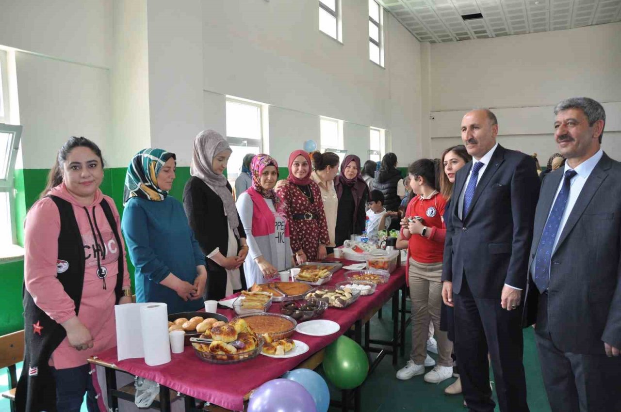 Kars’ta öğrencilerden depremzedelere destek
