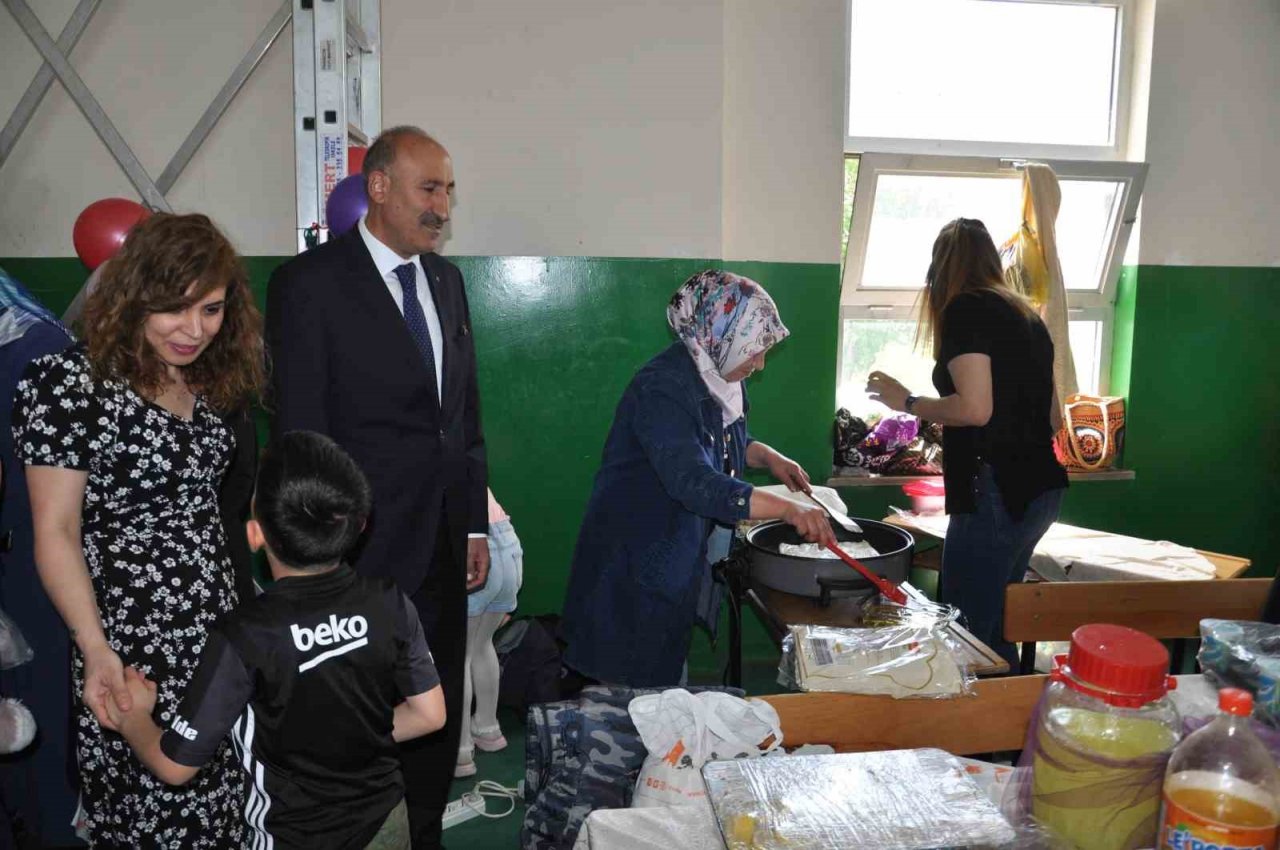 Kars’ta öğrencilerden depremzedelere destek