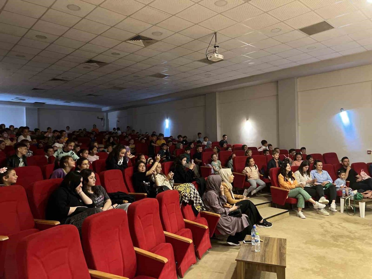 Kaynarca’da minik tiyatroseverler eğlenerek öğrendi