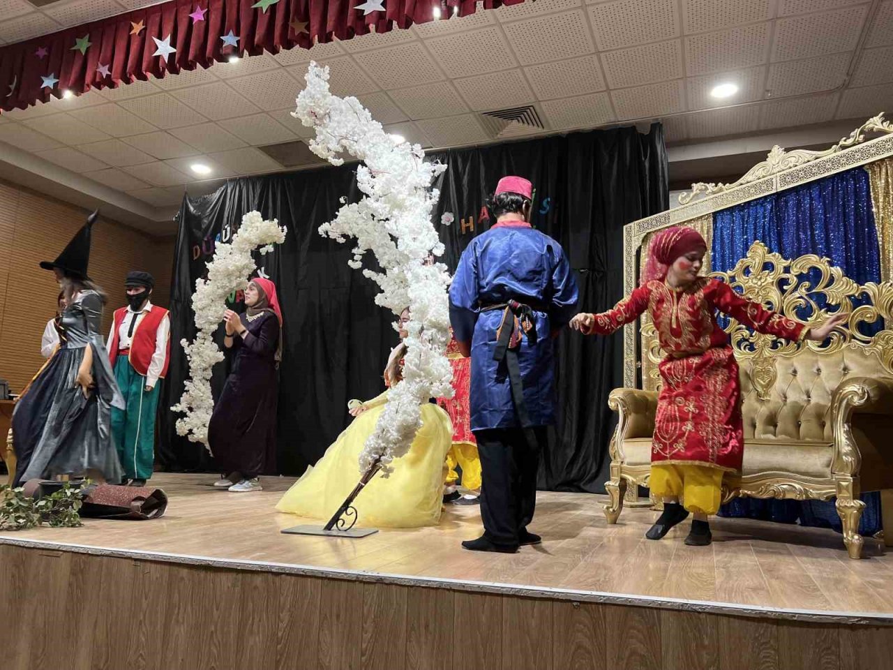 Kaynarca’da minik tiyatroseverler eğlenerek öğrendi