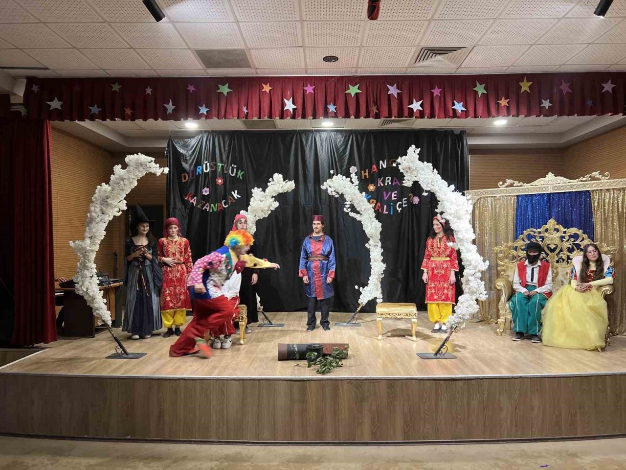 Kaynarca’da minik tiyatroseverler eğlenerek öğrendi