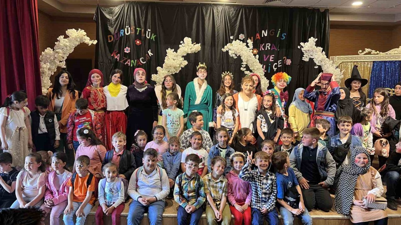 Kaynarca’da minik tiyatroseverler eğlenerek öğrendi