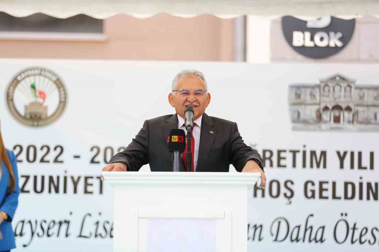 Başkan Büyükkılıç ve Vali Çiçek, Kayseri Lisesi Mezuniyet Töreni’nde öğrencilerle buluştu