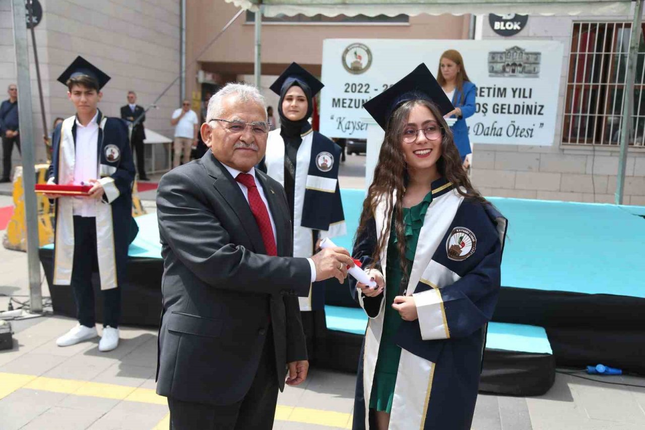 Başkan Büyükkılıç ve Vali Çiçek, Kayseri Lisesi Mezuniyet Töreni’nde öğrencilerle buluştu