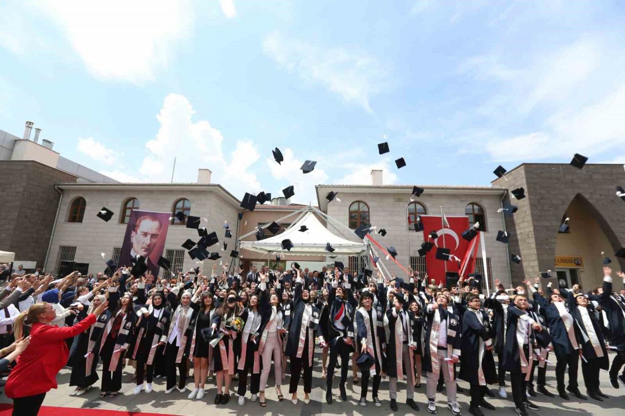 Başkan Büyükkılıç ve Vali Çiçek, Kayseri Lisesi Mezuniyet Töreni’nde öğrencilerle buluştu