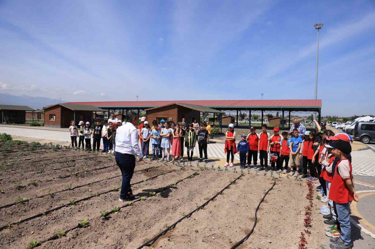 Büyükşehir’in doğal ürünler bahçesi minkleri ağırladı