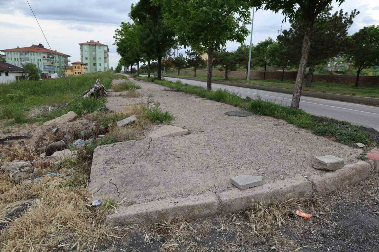 Pınarbaşı halkı: "Yollar delik deşik, kaldırımlar eğit bükük"