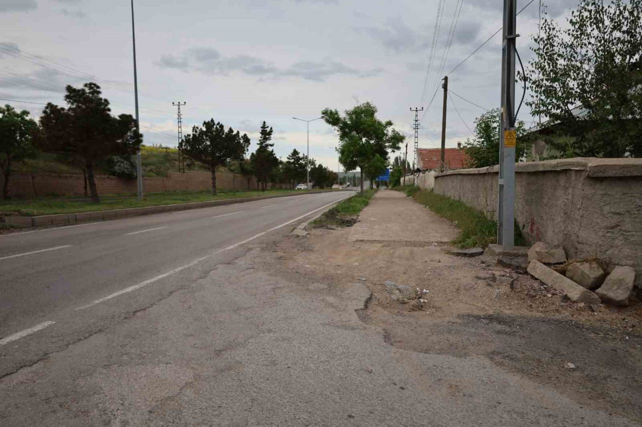 Pınarbaşı halkı: "Yollar delik deşik, kaldırımlar eğit bükük"