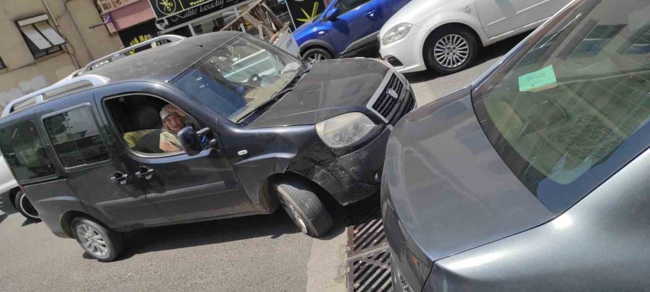 Çarptığı araç geri giderek başka araca çarptı, o anlar kameraya yansıdı
