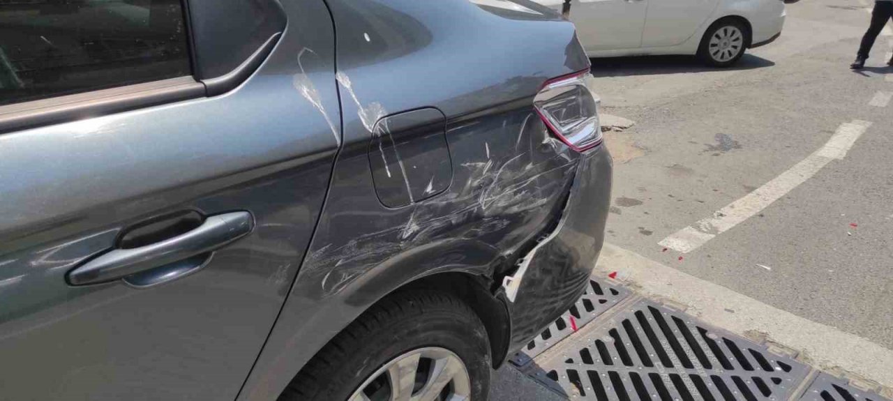 Çarptığı araç geri giderek başka araca çarptı, o anlar kameraya yansıdı