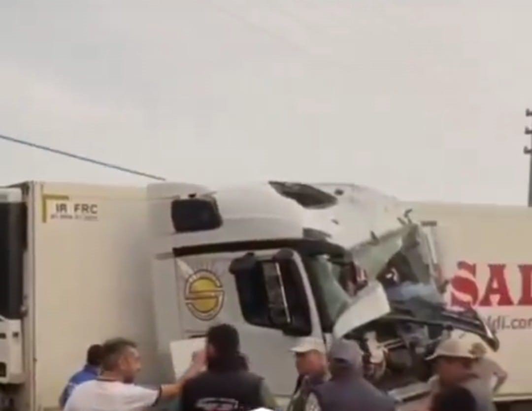 Kontrolden çıkan tır ortalığı birbirine kattı