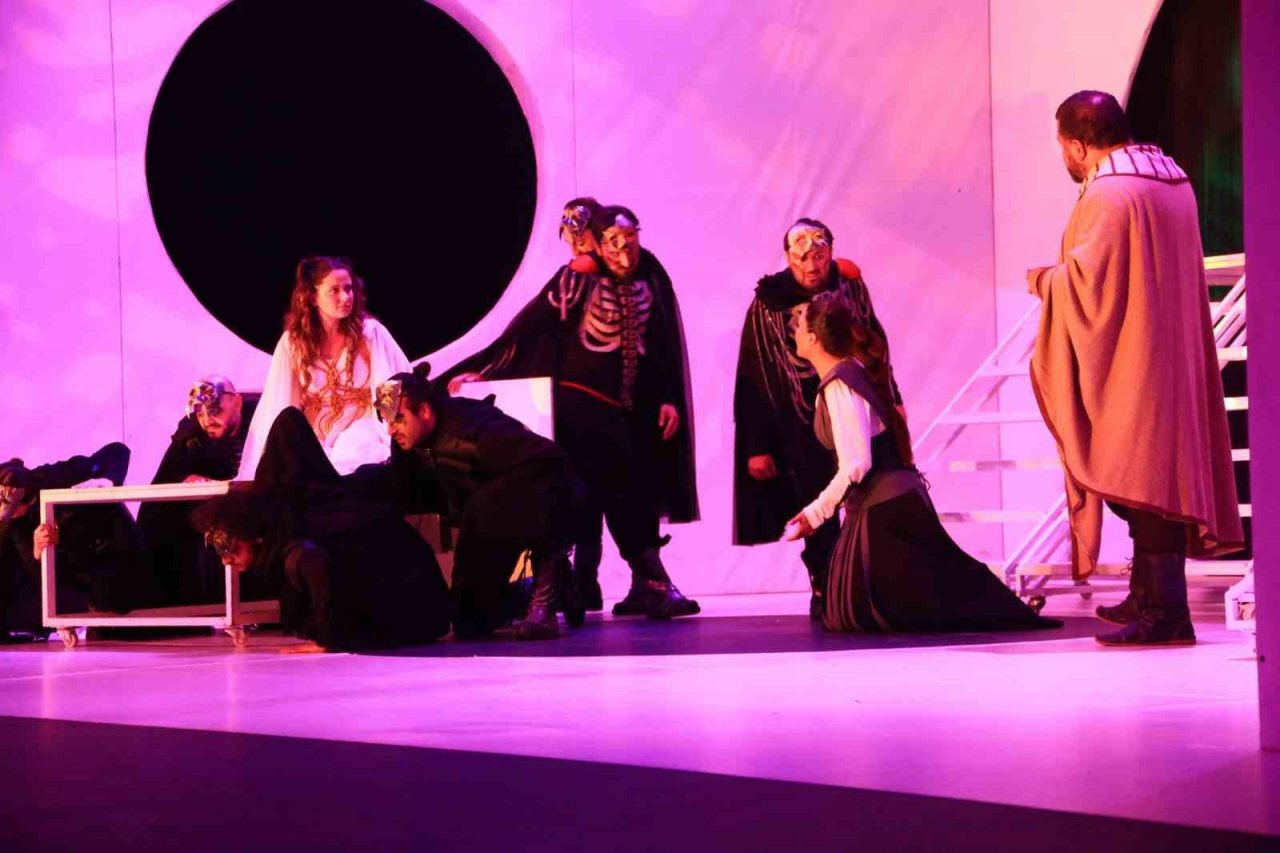 Konya Şehir Tiyatrosu “Barsisa” oyununu bu kez Denizli’de sahnelendi