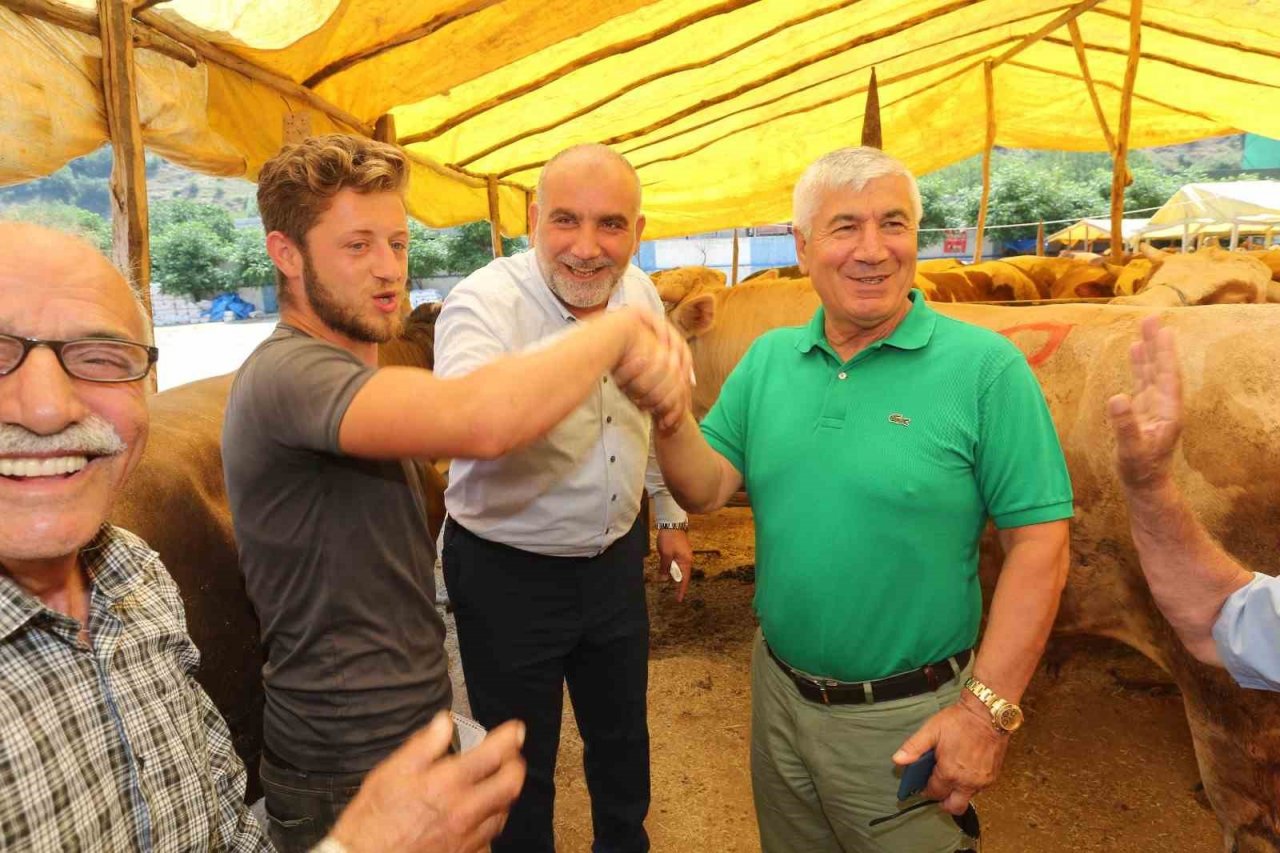 Canik Hayvan Pazarı açıldı: Küpesiz ve pasaportsuz kurbanlıklar alınmıyor