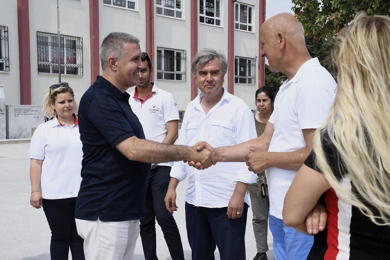 Kuşadası Belediyesi okullara desteğini sürdürüyor