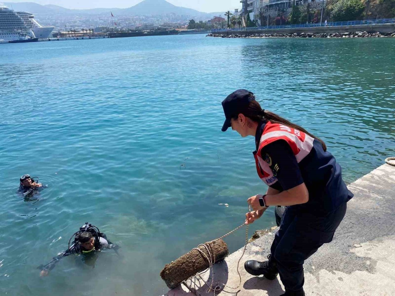 Kuşadası’nda dip temizliği