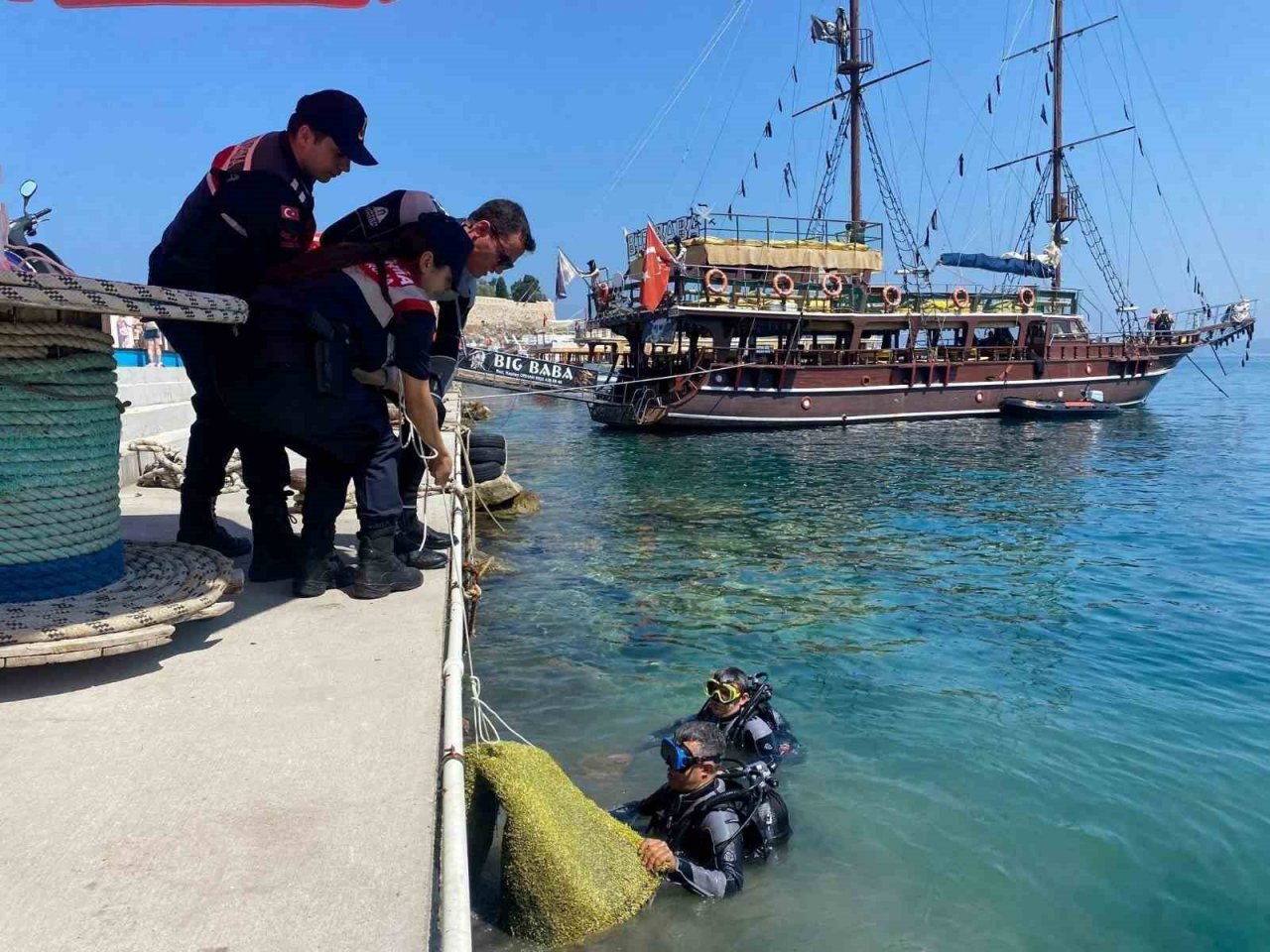 Kuşadası’nda dip temizliği