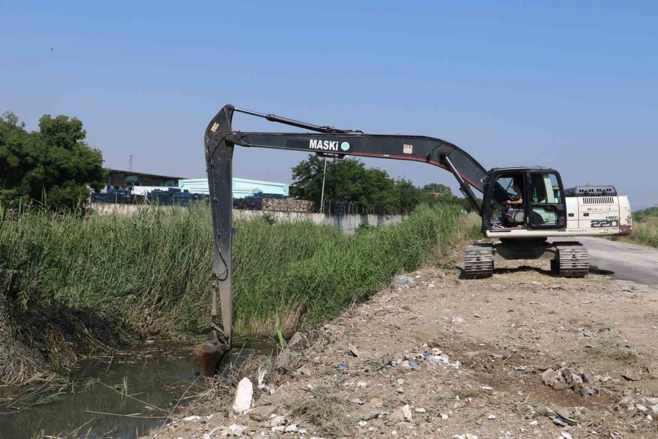 Manisa merkezdeki 2 mahalleden geçen kurutma kanalı temizleniyor