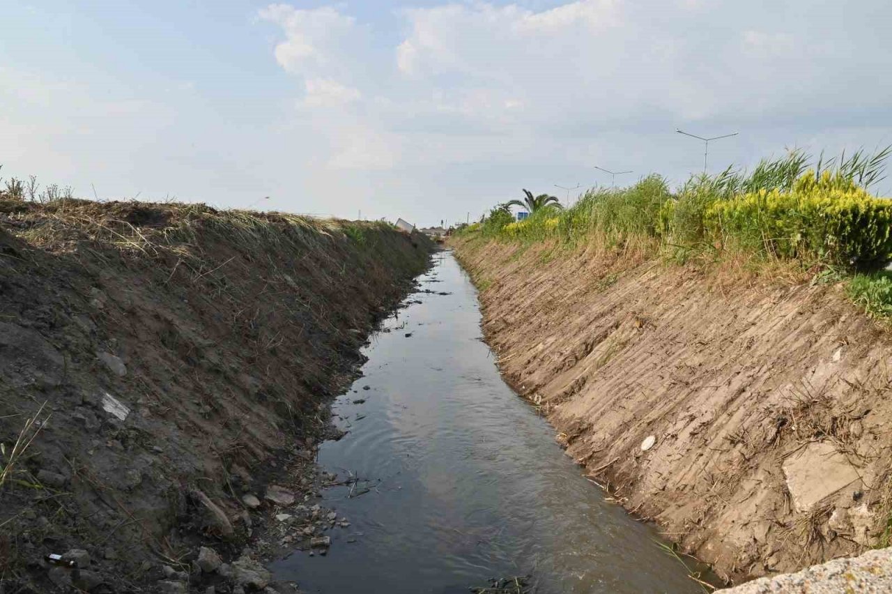 Manisa merkezdeki 2 mahalleden geçen kurutma kanalı temizleniyor